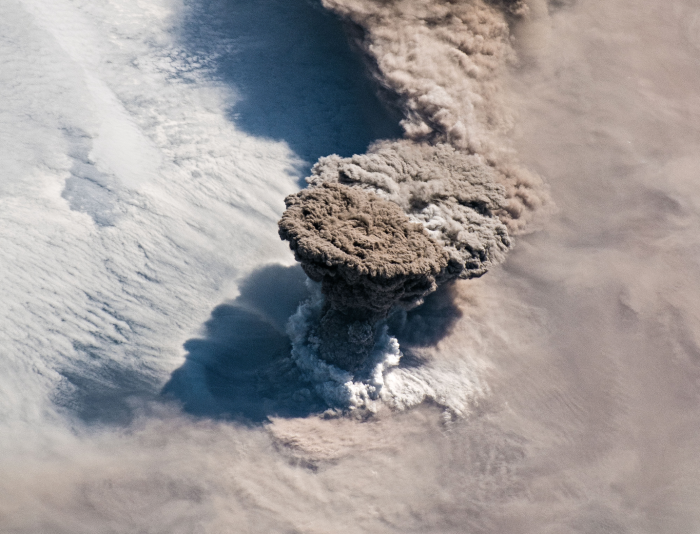 Une éruption volcanique envoie des cendres vers le Canada