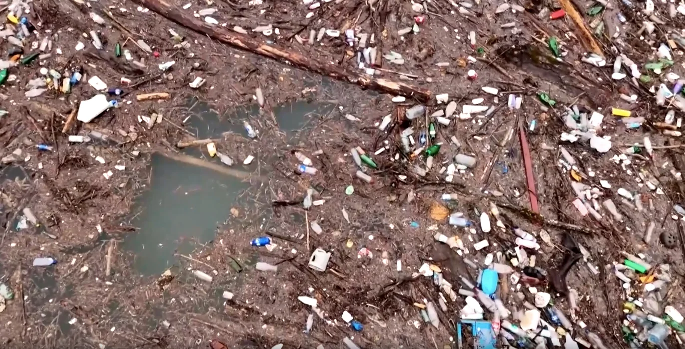 Une mer de plastique envahit une rivière chaque année