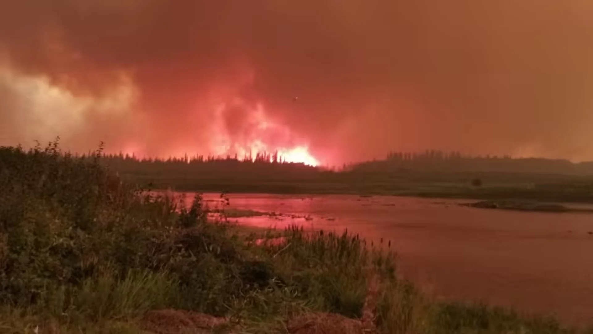No additional buildings lost to Hay River wildfire, heat warning issued