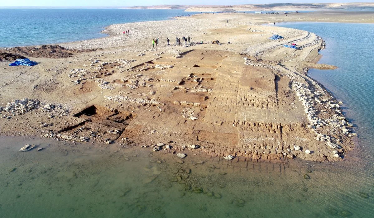 Une cité engloutie émerge des eaux asséchées en Irak