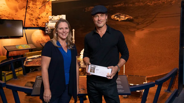 L'acteur Brad PItt obtient sa carte d'embarquement pour Mars
