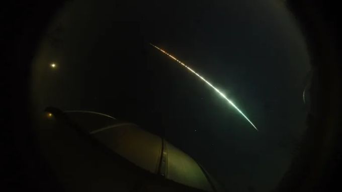meteor-crash-in-grimsby-lake-ontario/Submitted by Western Meteor Physics Group via CBC