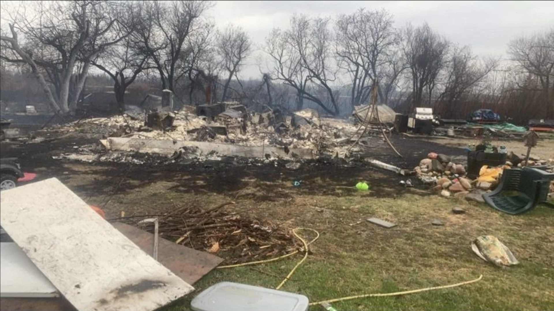 Albertan recalls harrowing encounter with wildfire that destroyed home
