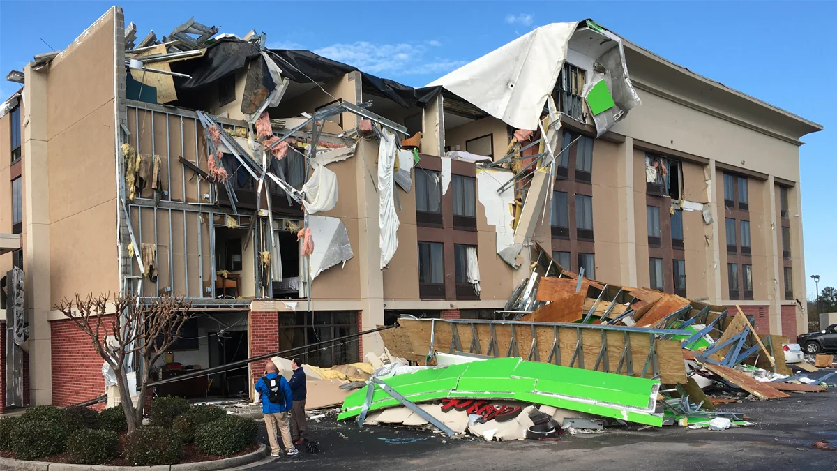 Dégâts considérables après le passage d'une tornade