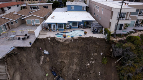“Snervante”: case sull’orlo del collasso lungo la costa della California