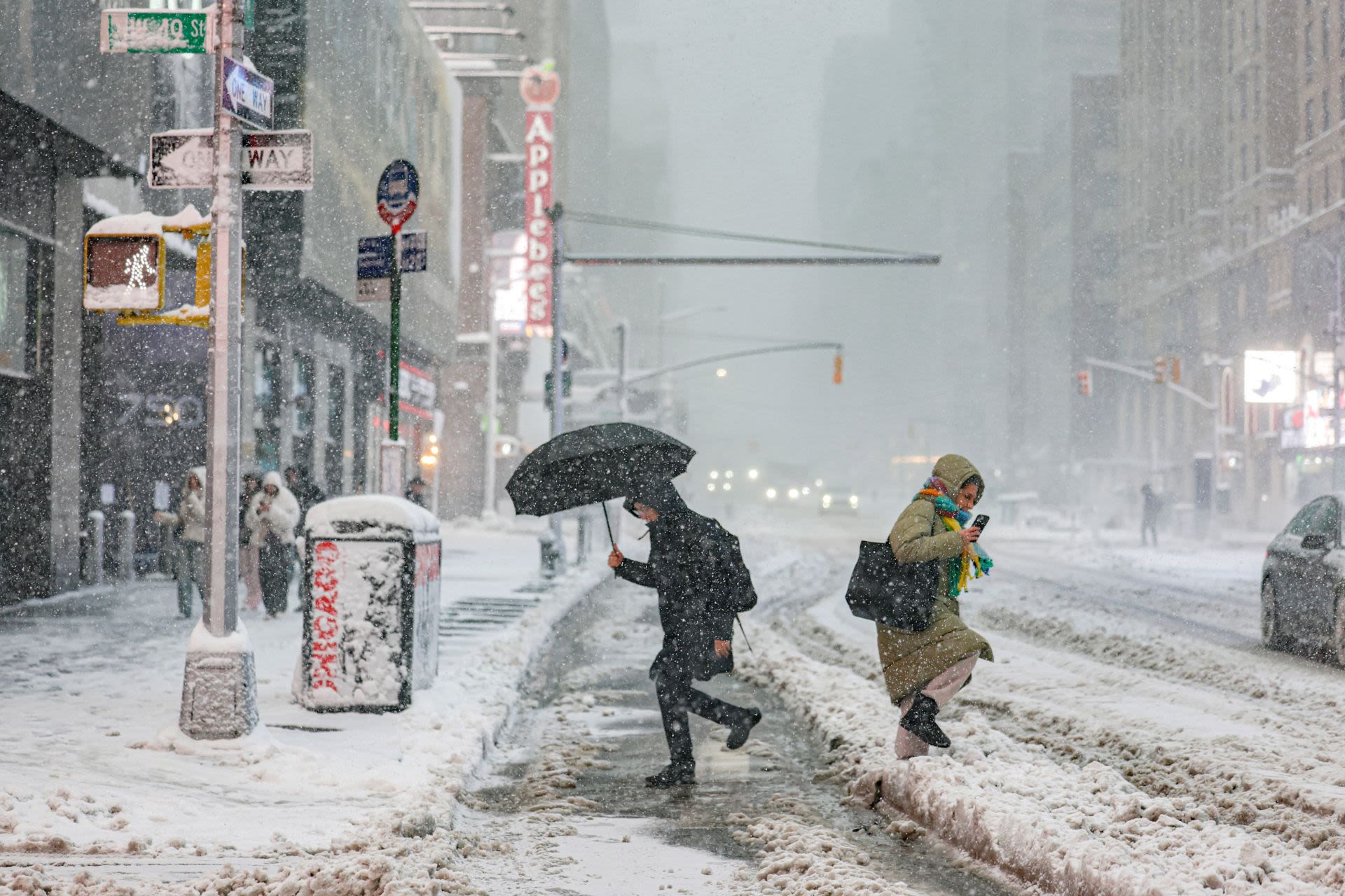 Blizzard slams U.S. Northeast, closing roads and cancelling flights