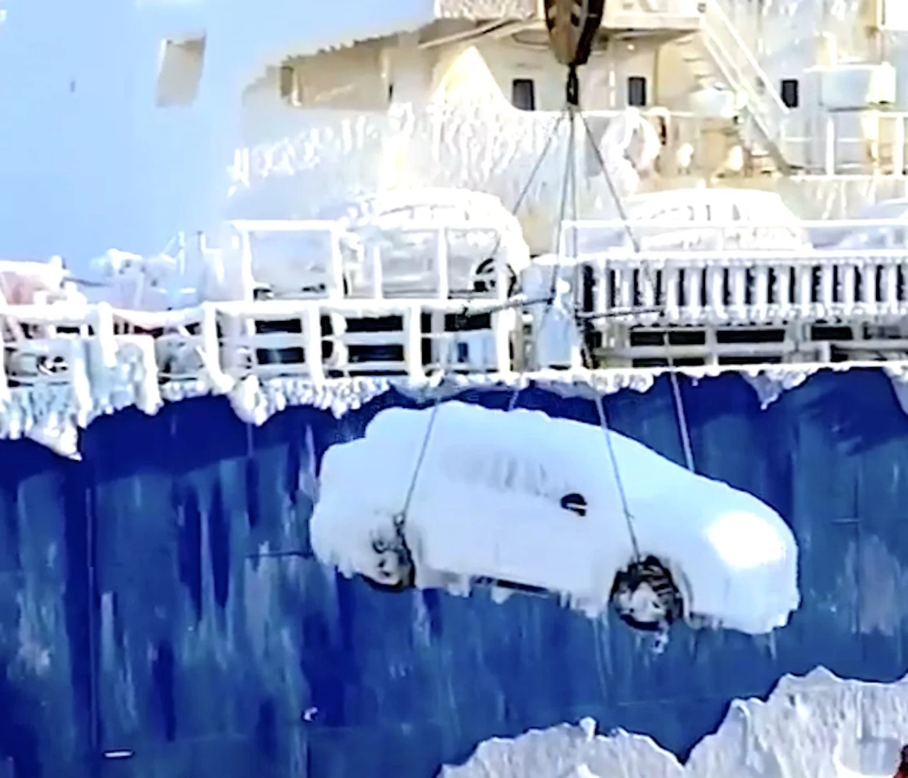 Froid extrême : des voitures couvertes de 15 cm de glace