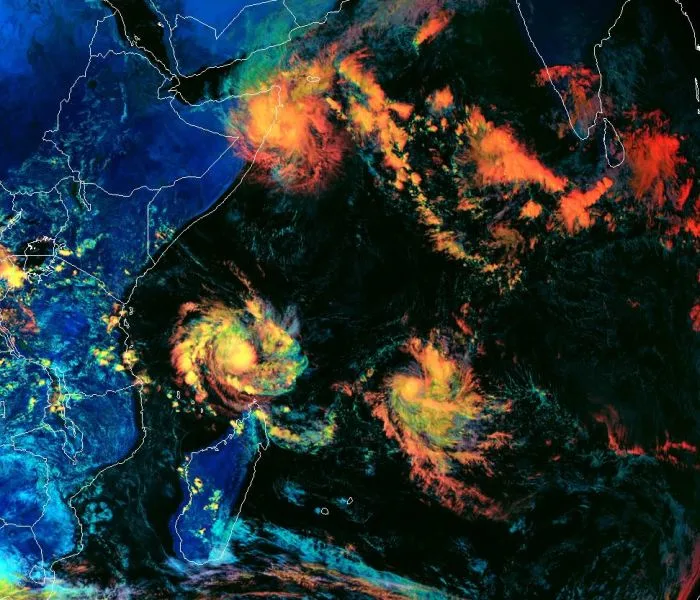 Incroyable:  trio de tempêtes et intensification record, plus de détails ici.