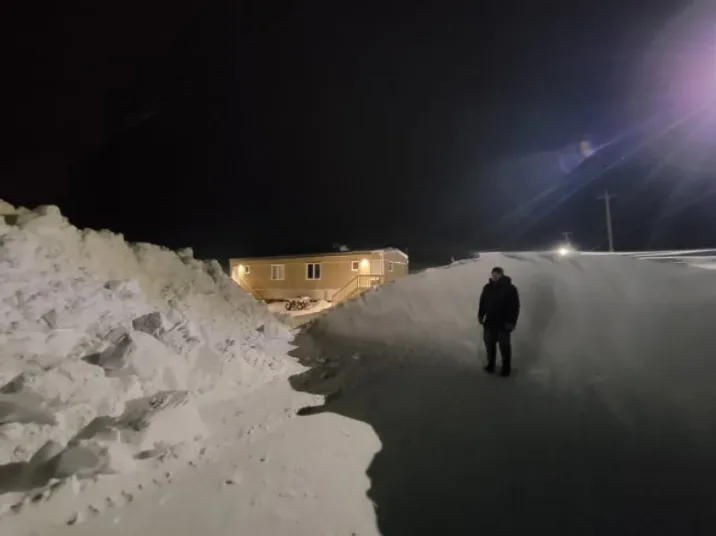 (CBC/Laura Churchill) Large snow drifts after blizzards in Clyde River, Nunavut