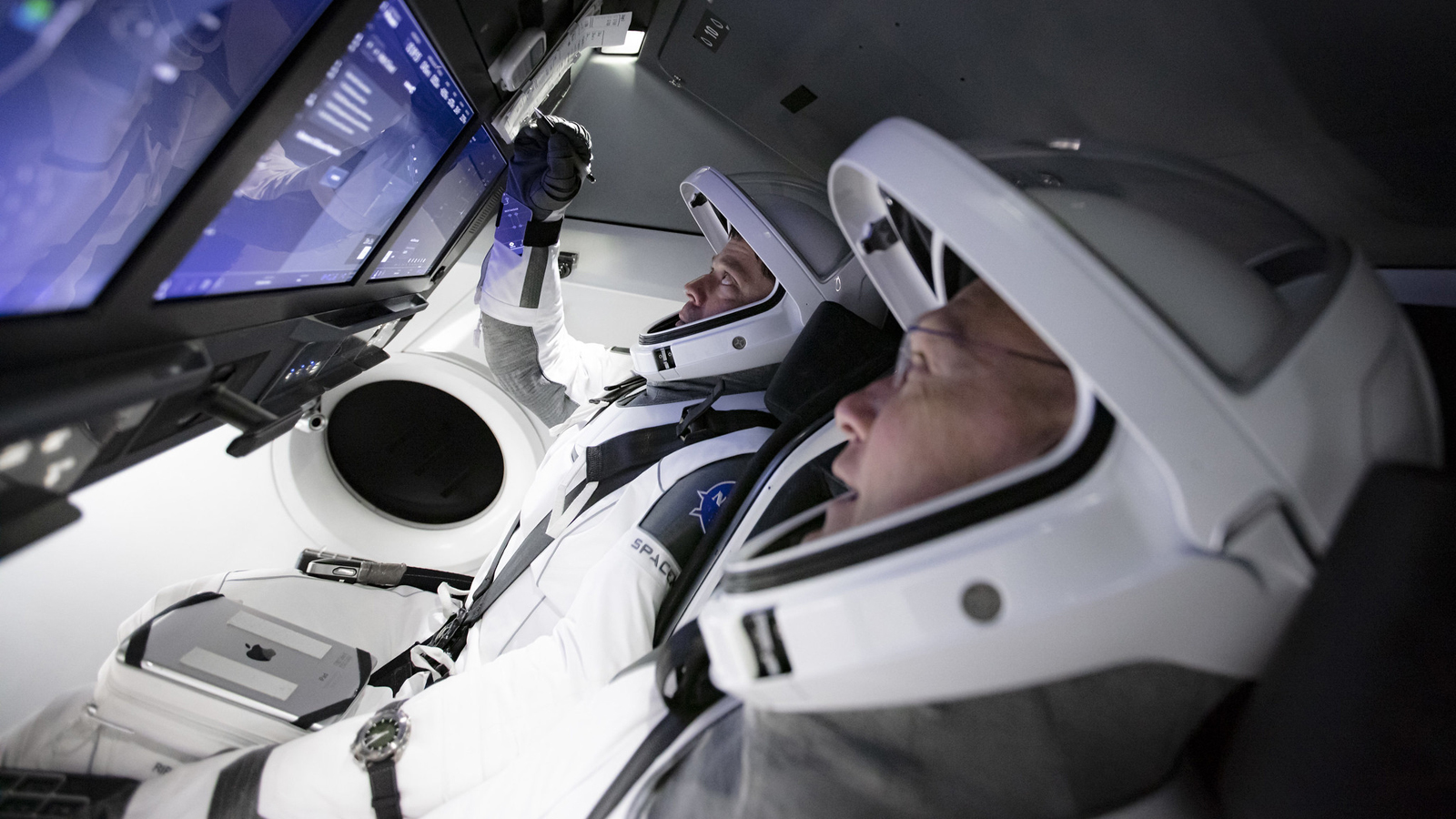 Crew-Dragon-Hurley-Behnken-NASA-SpaceX
