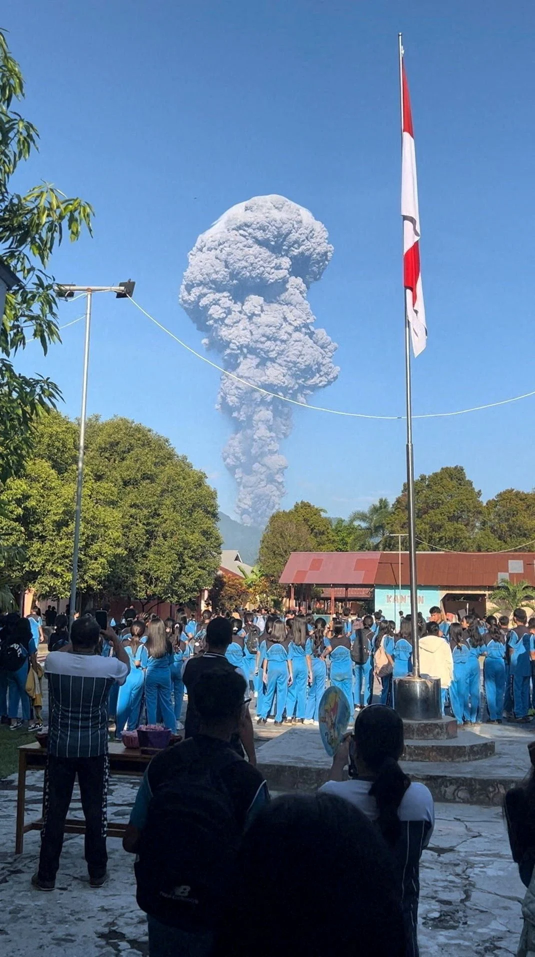 INDONESIA-VOLCANO/Jhon Frengki Manipa/via REUTERS