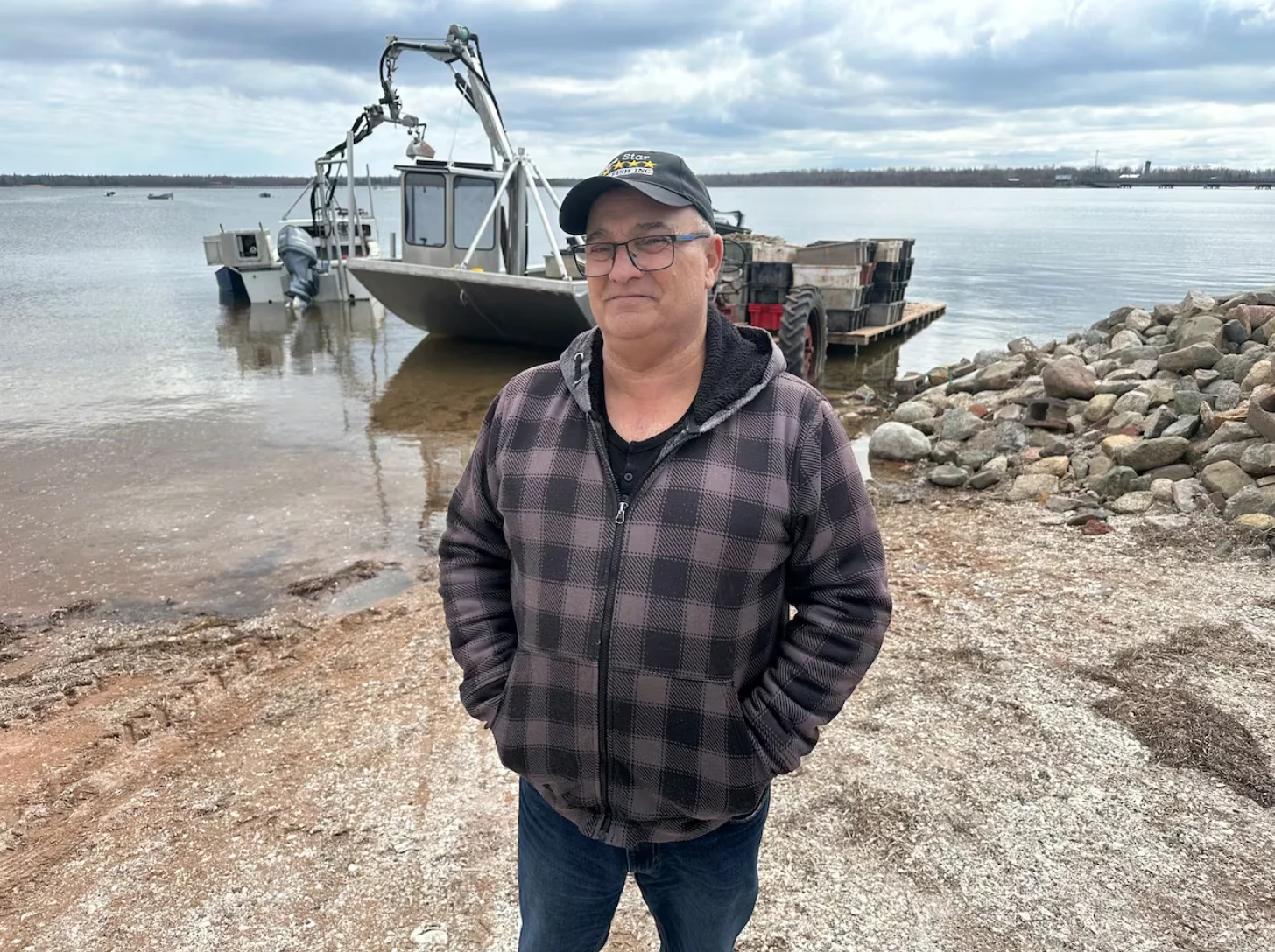 CBC: Gordon Jeffery has been oyster fishing for more than 50 years. He hopes to keep working for another 10. (Aaron Adetuyi/CBC)