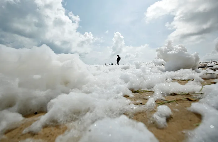 Toxic foam covers popular beaches in India