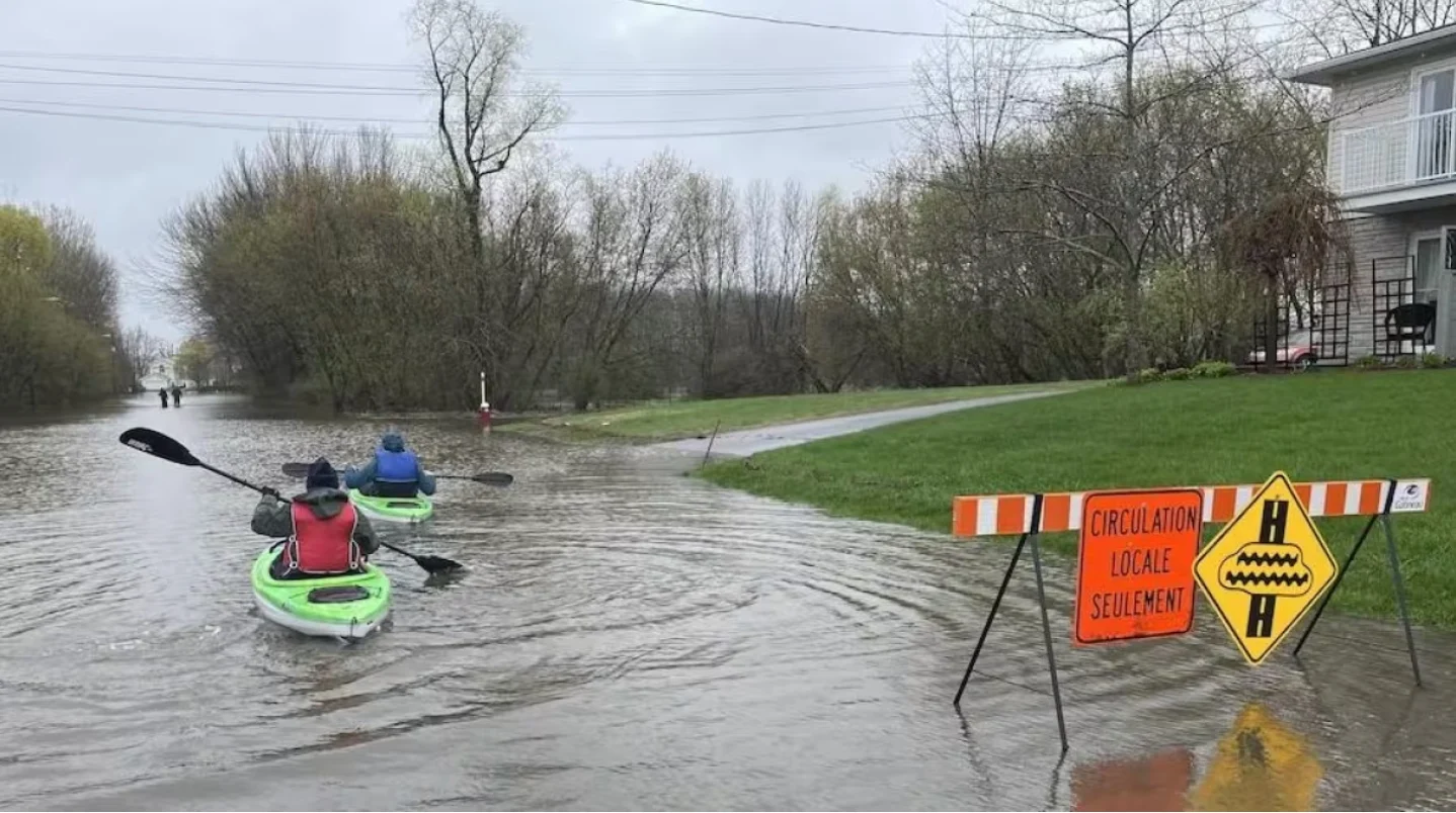 CBC: People paddle kayaks through a flooded area of Gatineau, Que., on Wednesday. (Matéo Garcia-Tremblay/Radio-Canada)