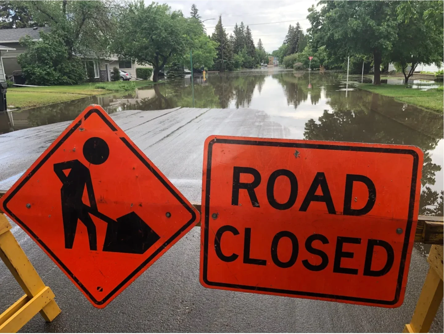 cbc: The city of Saskatoon is asking residents not to remove signage or barricades and reminding people not to drive into flooded areas. This one was placed at Dufferin Ave. and Bute St. (Steve Pasqualotto/CBC)