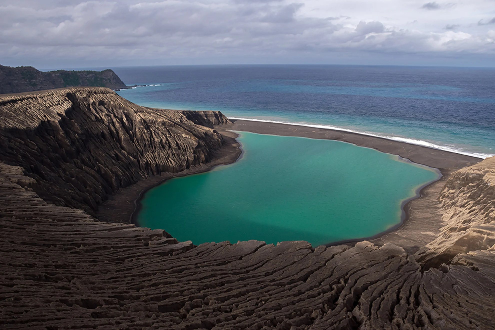  Powerful volcanic eruption spurs events that have never been seen before