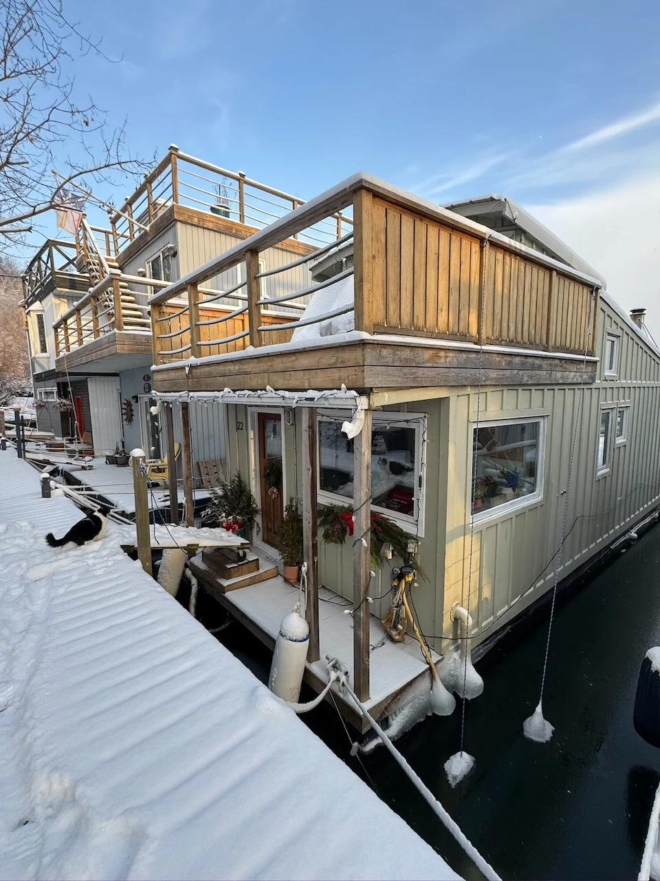 Life on the water: A glimpse into houseboat living year-round in Canada ...