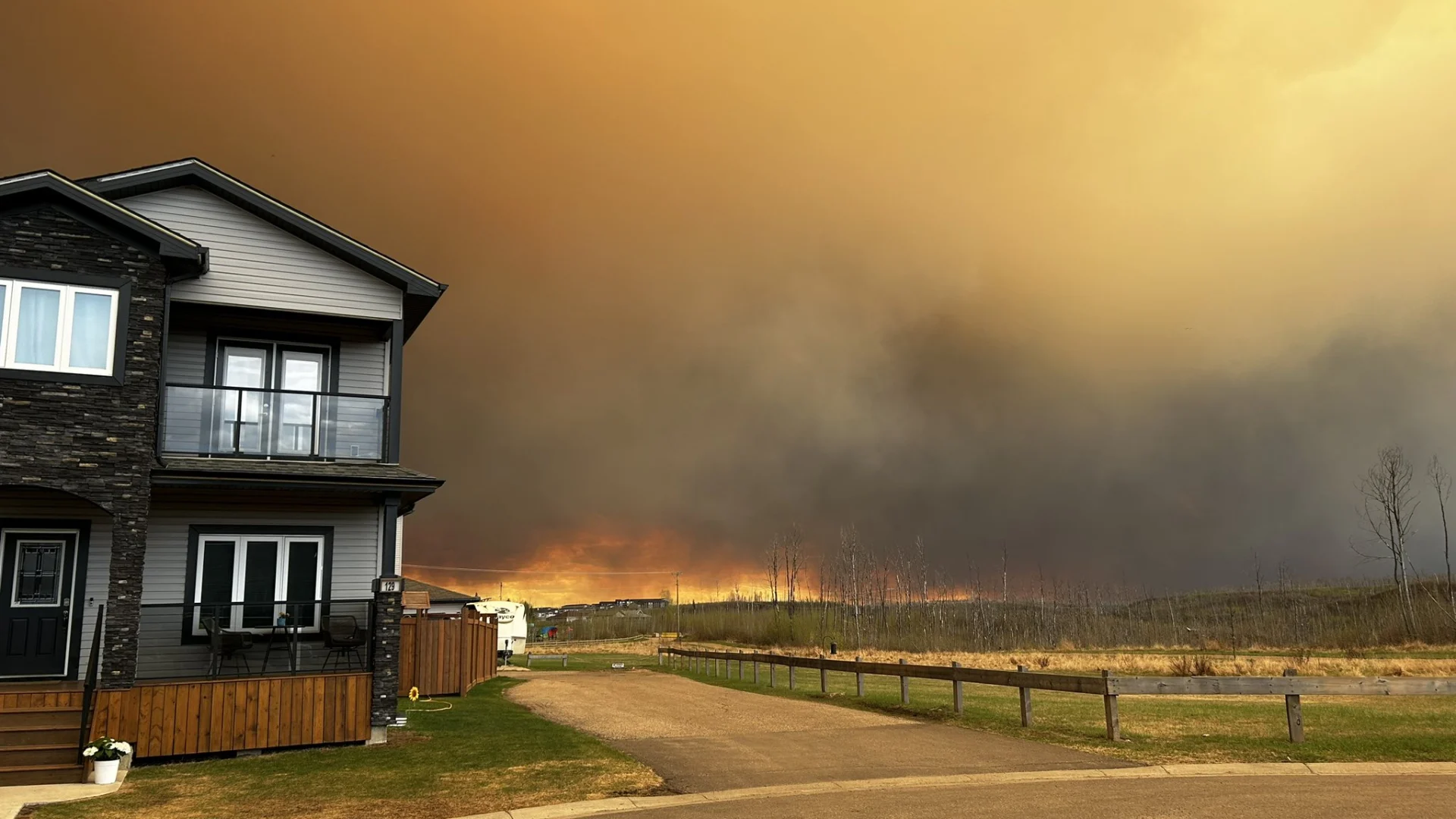 Milliers d'évacuations, fumée jusqu'au Québec