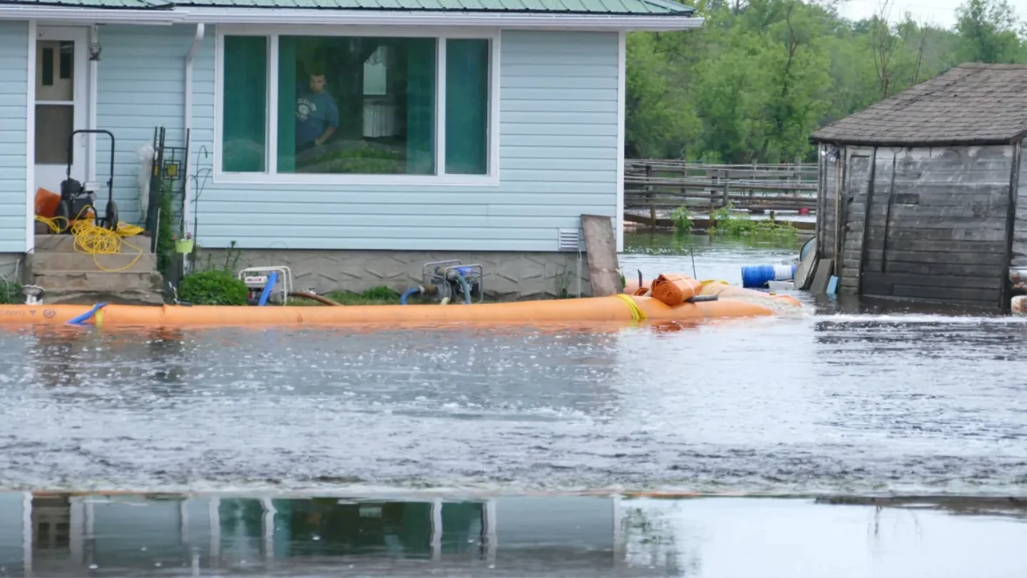 CBC: Flooding threatens a home in the rural municipality of Stuartburn, Man., on Tuesday. (Tyson Koschik/CBC)