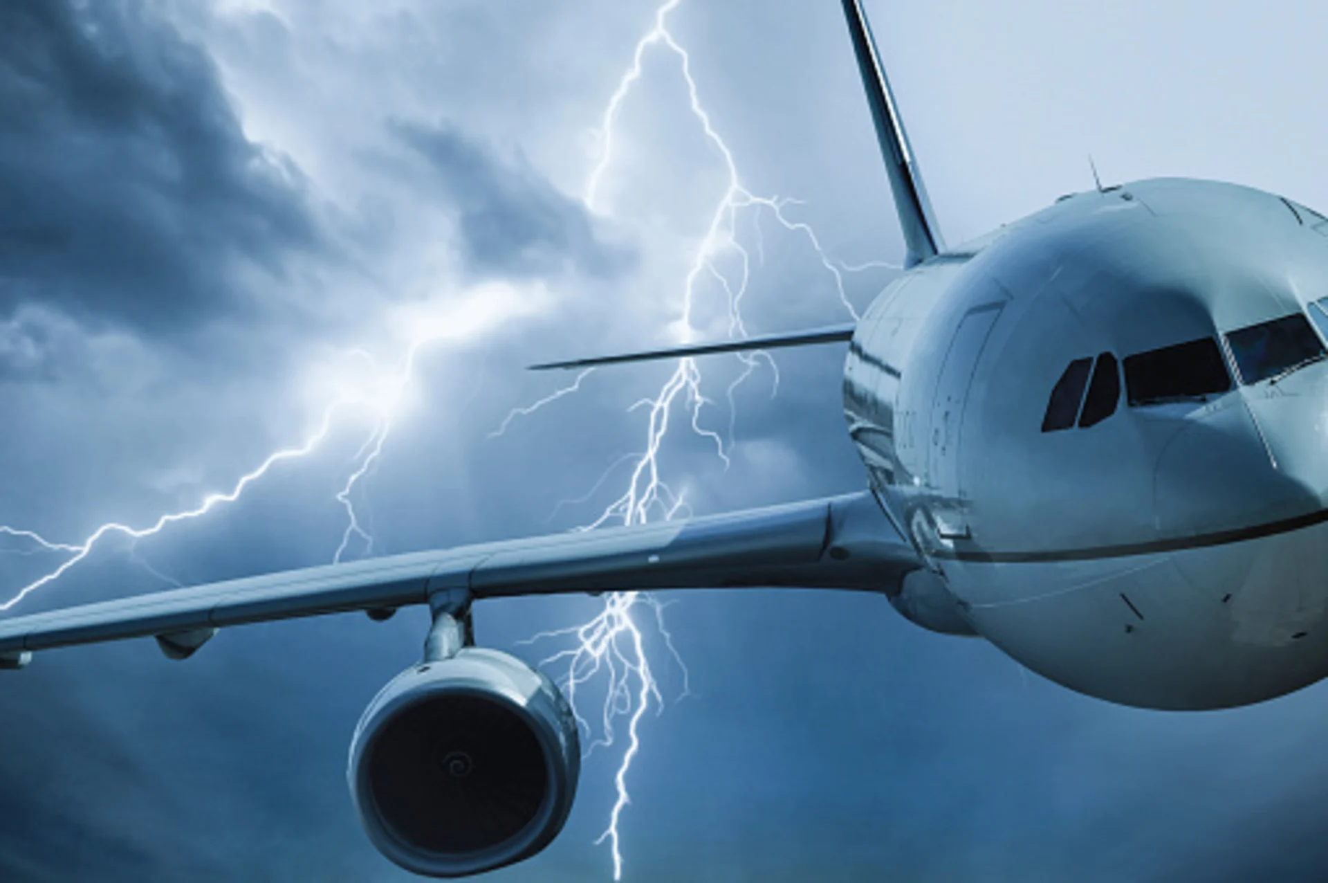 Navigating the skies: How pilots overcome weather obstacles for safe journeys