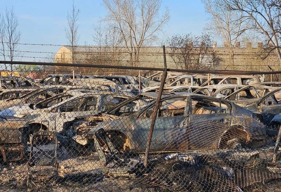 burned-vehicles-in-an-auto-yard-in-east-winnipeg/Meaghan Ketcheson/CBC