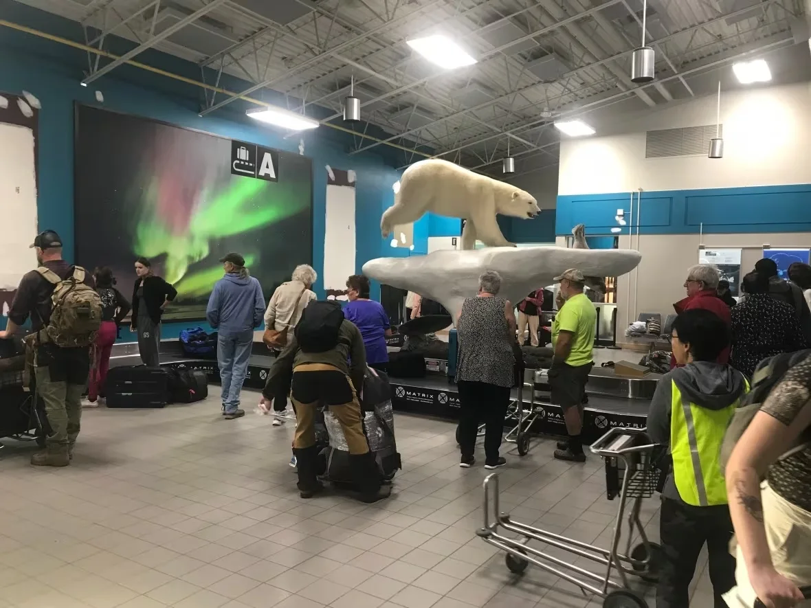 airport-as-winnipeg-evacuees-return-home/Richard Gleeson/CBC