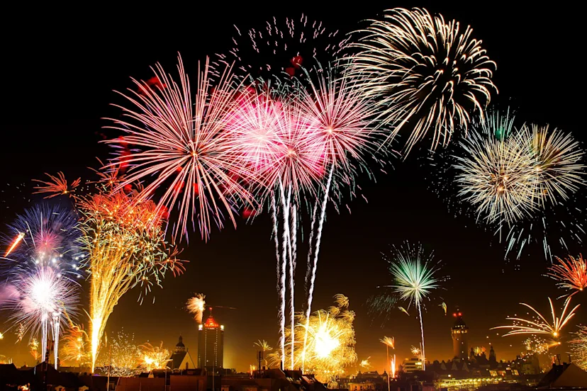 The pyrotechnic science behind Victoria Day fireworks - The Weather Network