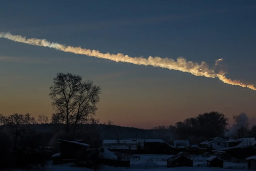 Trace de l'astéroïde au-dessus de Chelyabinsk en Russie en 2013.