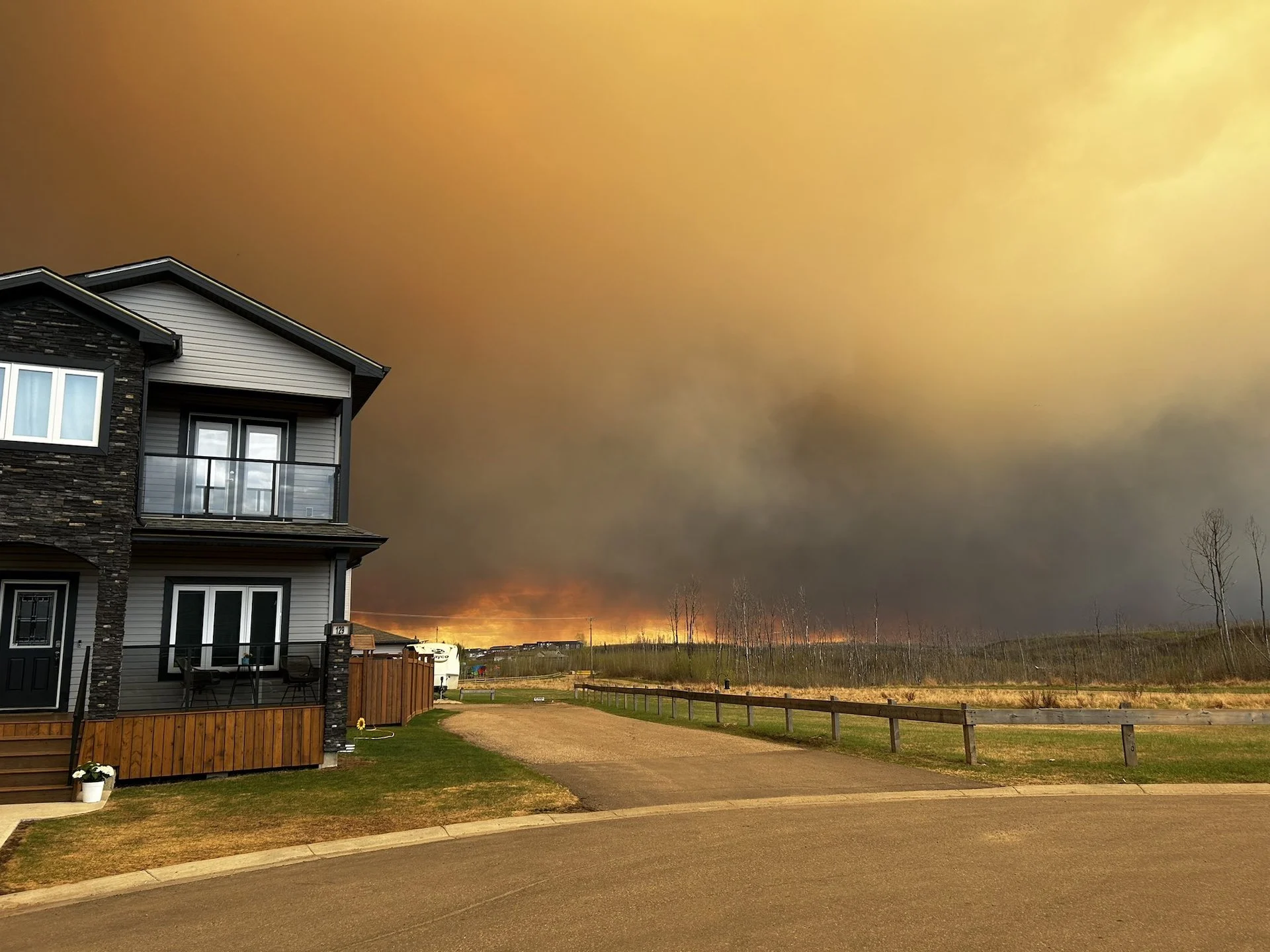 Several communities near Fort McMurray are on an evacuation order as a wildfire gets dangerously close to the community. Latest, here