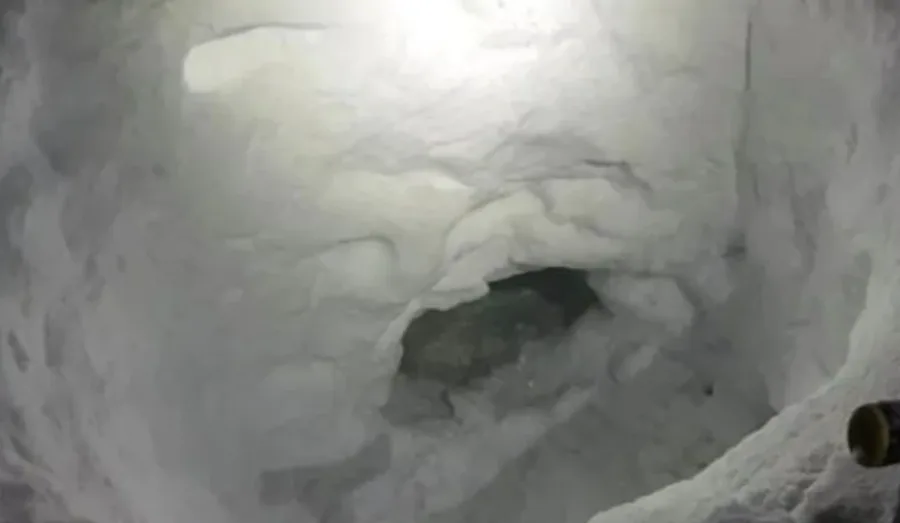 Stranded teen snowmobiler commended by rescue crews for digging snow cave