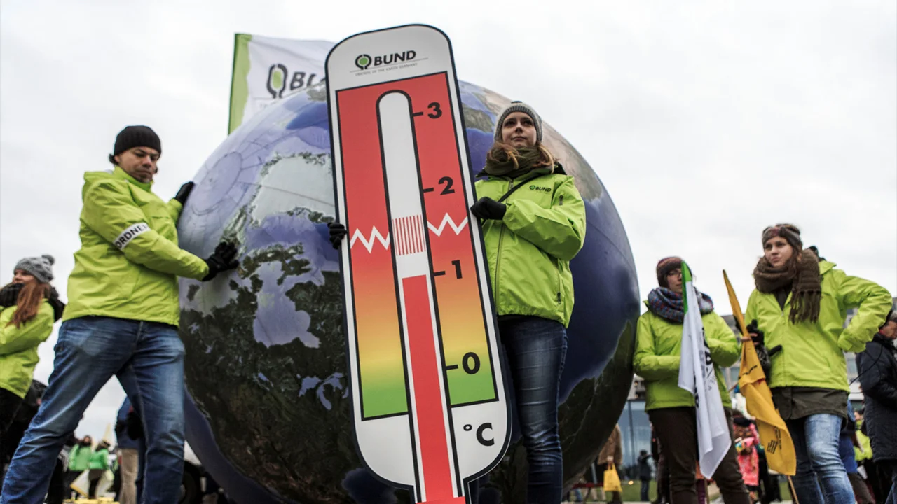 Globe 1pt5 degrees Berlin Climate March