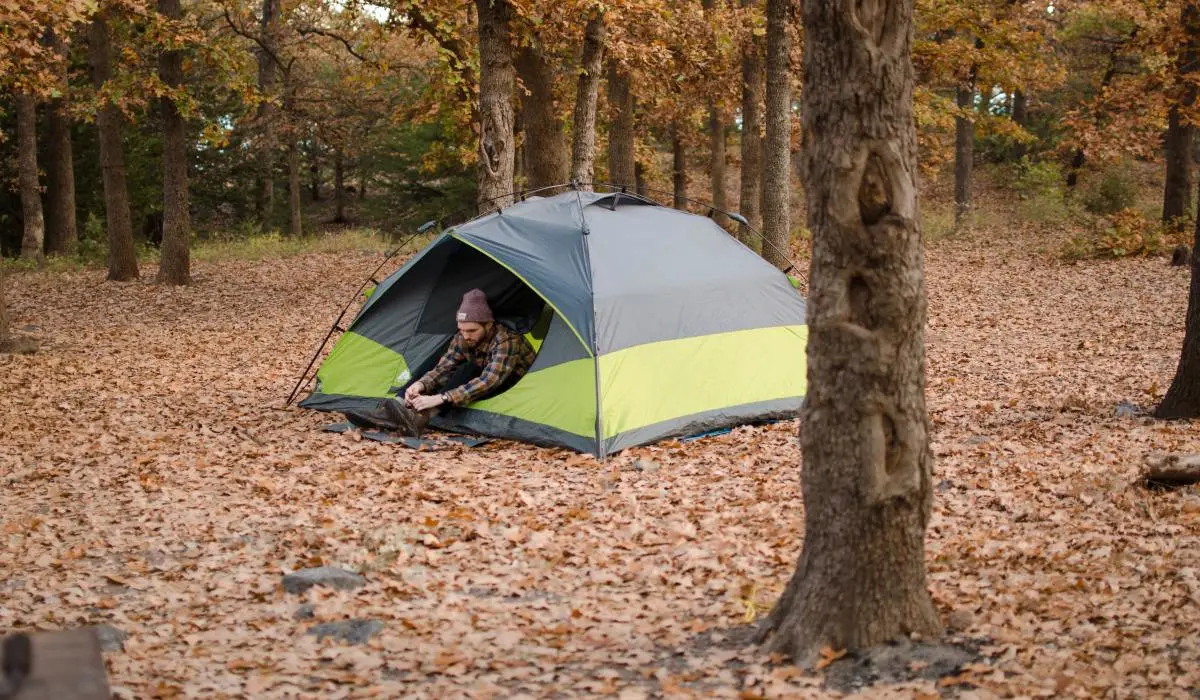 Choisir les bons équipements pour camper en automne