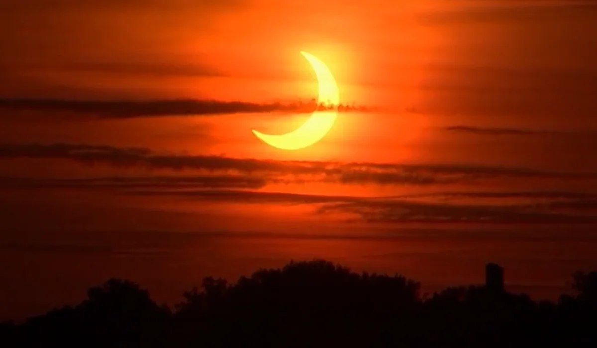 EN IMAGES - Première fois en 100 ans : éclipse solaire annulaire
