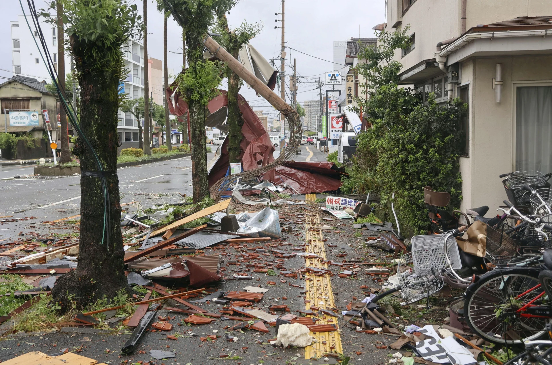 Typhoon Shanshan drenches Japan, prompting landslide and flood alerts