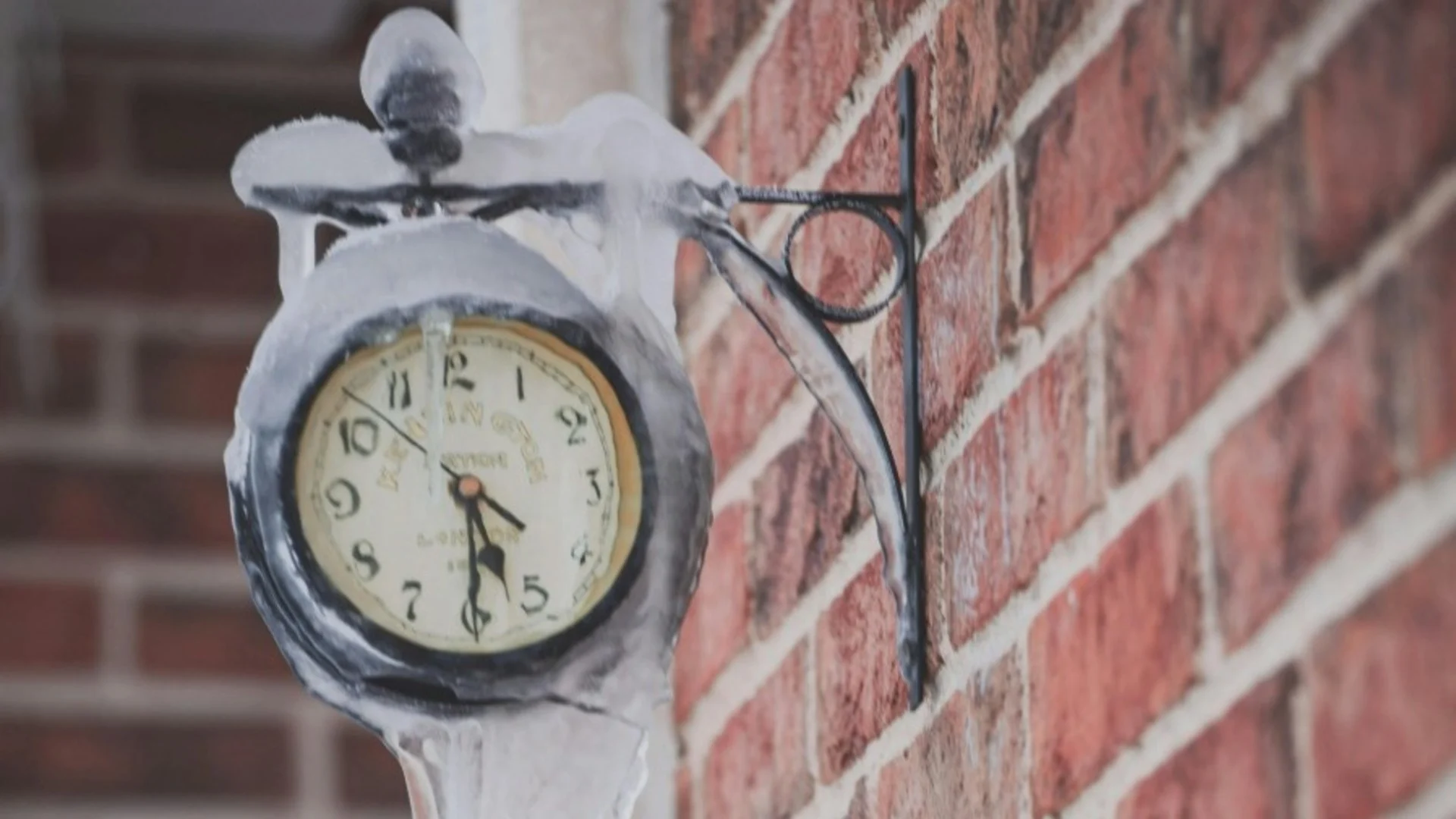 Pexels/Free to use. Credit: Sergey Platonov: Daylight saving time, clock, cold, ice, snow. Link: https://www.pexels.com/photo/photo-of-a-frozen-clock-near-a-brick-wall-11111758/