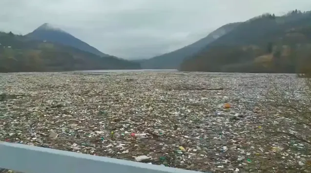 Shocking footage shows Serbian lake completely covered in garbage