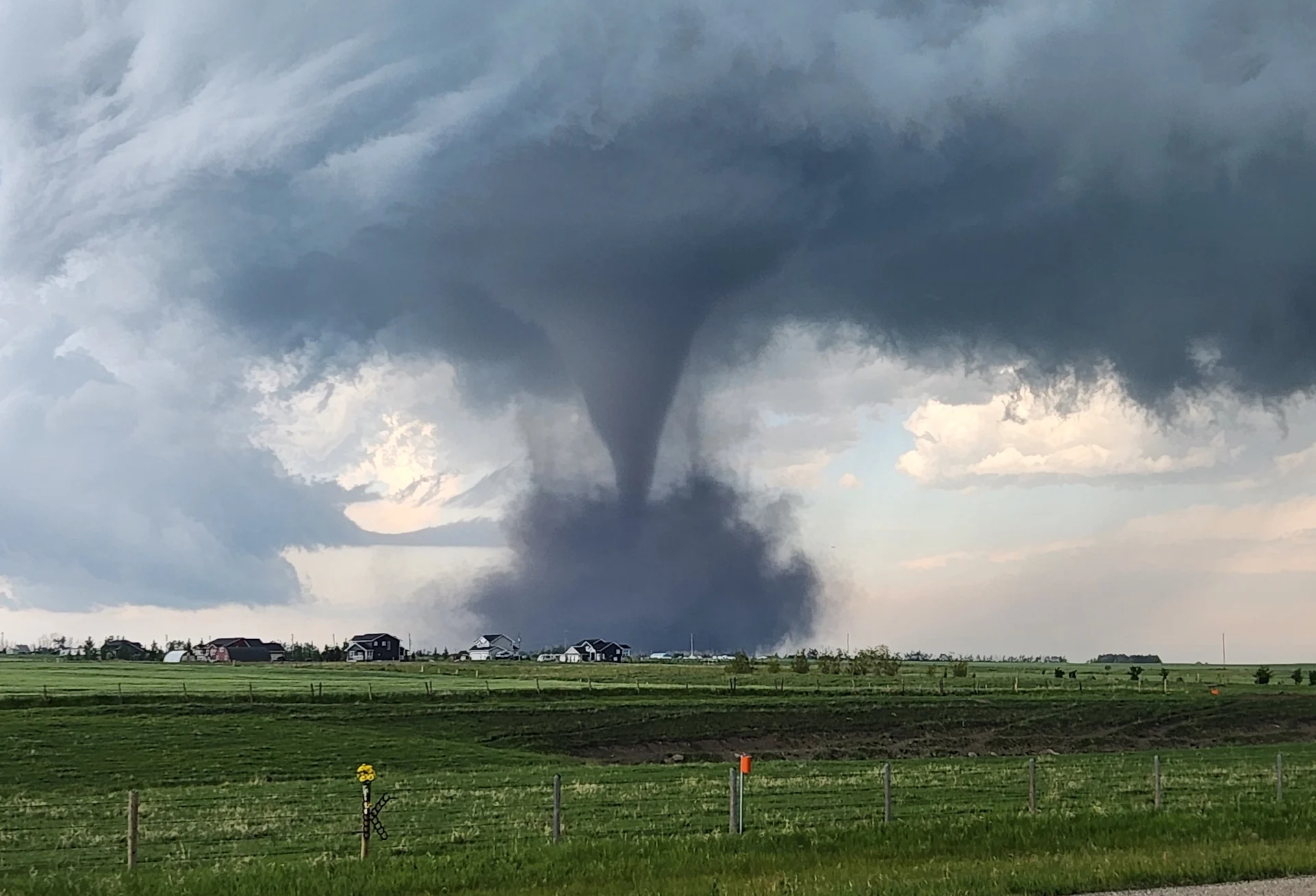 (UGC/David Hart) Didsbury Carstairs Alberta Tornado July 1 2023