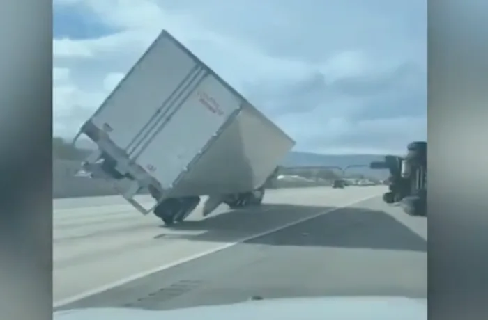 EN IMAGES : Des dizaines de camions renversés par des rafales surpuissantes