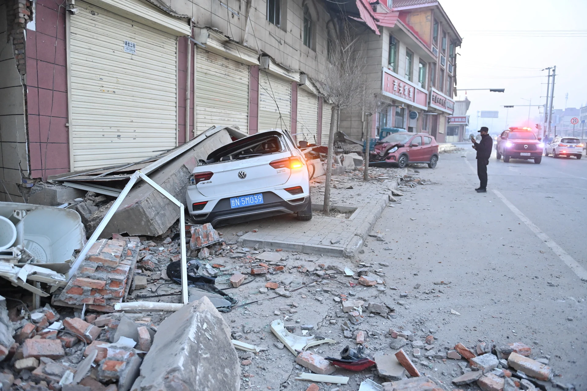 Reuters: Damaged cars are seen amid rubble next to damaged buildings at Dahejia town following the earthquake in Jishishan county, Gansu province, China December 19, 2023. cnsphoto via REUTERS