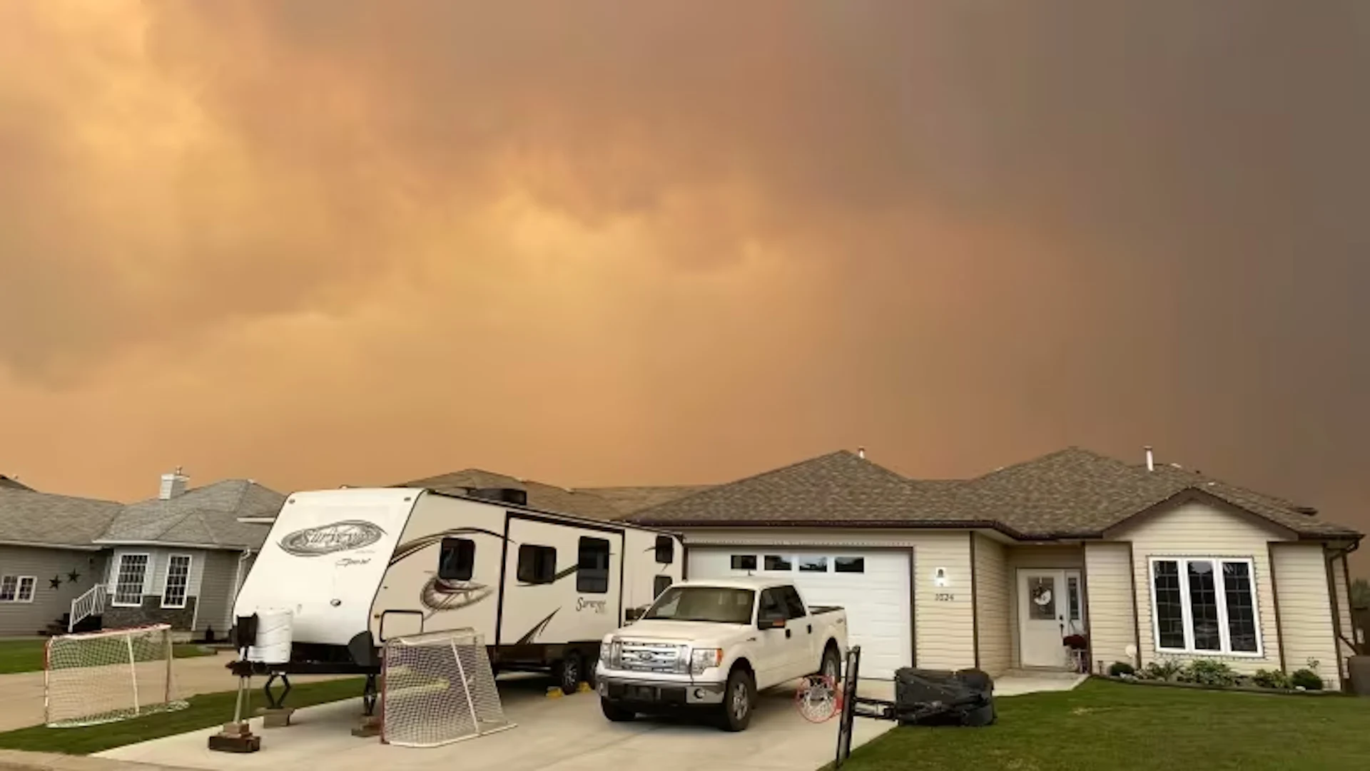 (CBC) Smoky skies over Edson, Alberta, June 10 2023
