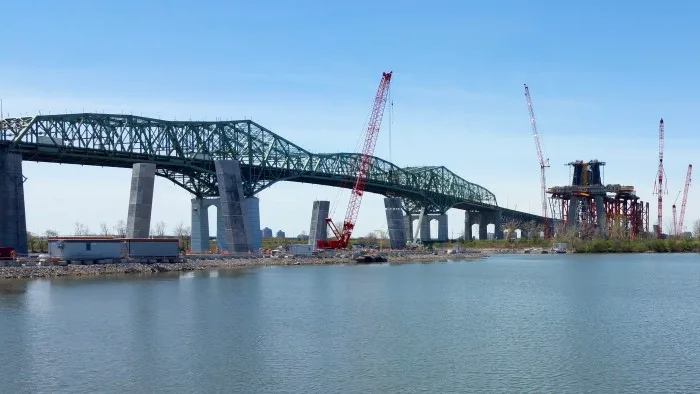 Morceaux de vieux pont cherchent nouvelle vie