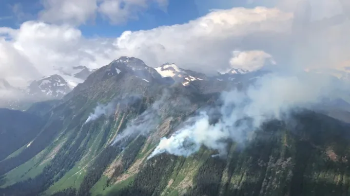 International, national wildfire crews head to B.C. to battle blazes