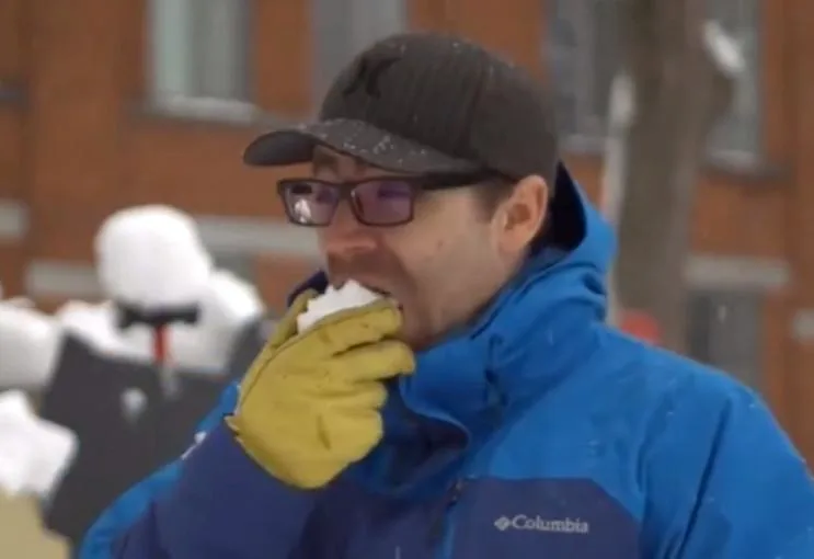 Non, manger de la neige, ce n'est pas une bonne idée!