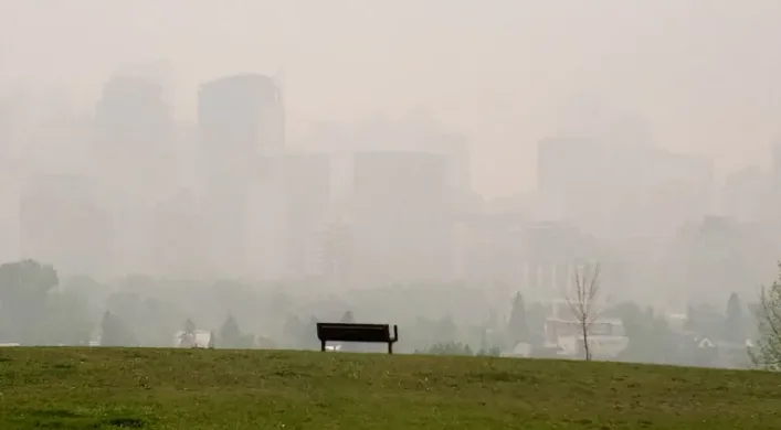 Smoke blankets Calgary to Red Deer: High-risk air quality