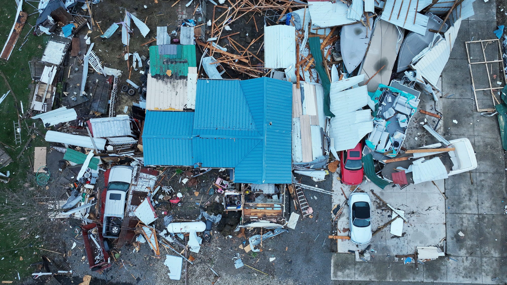 At least three dead as swarm of tornadoes sweep through the U.S. - The ...
