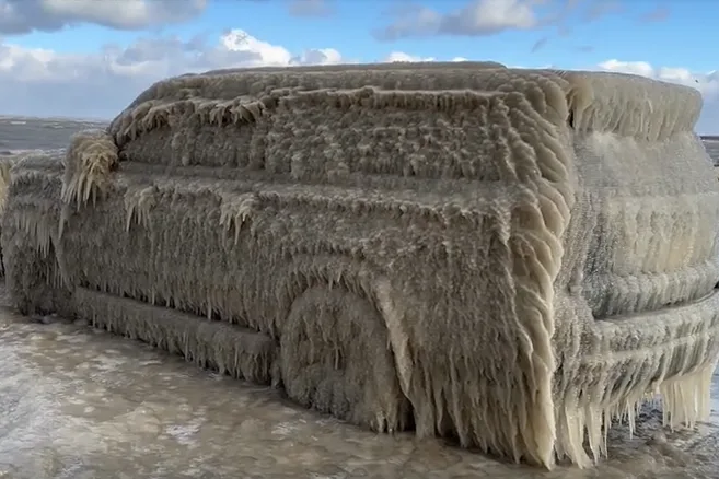 Phénomène spectaculaire et intrigant: une voiture prisonnière d'un bloc de glace