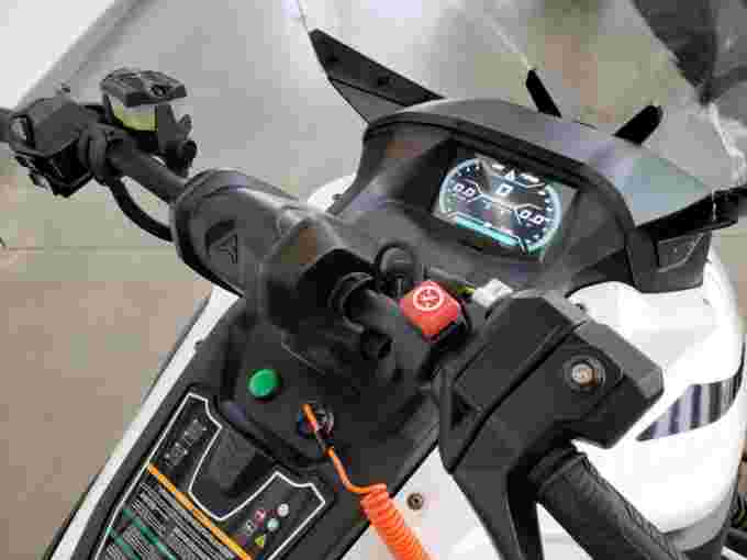 motoneige-electrique-snowmobile-electric