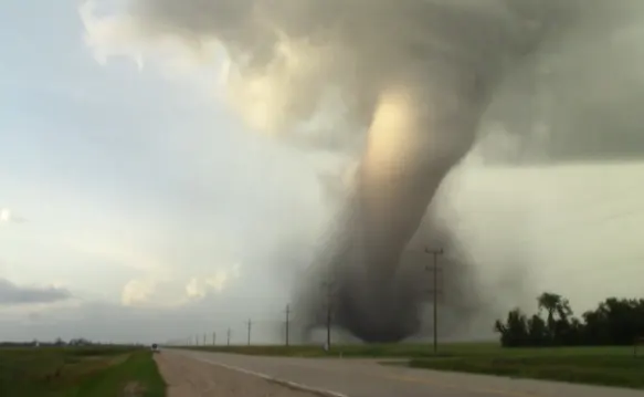 Tornade au Manitoba: 2 décès, voitures renversées, fermes ravagées