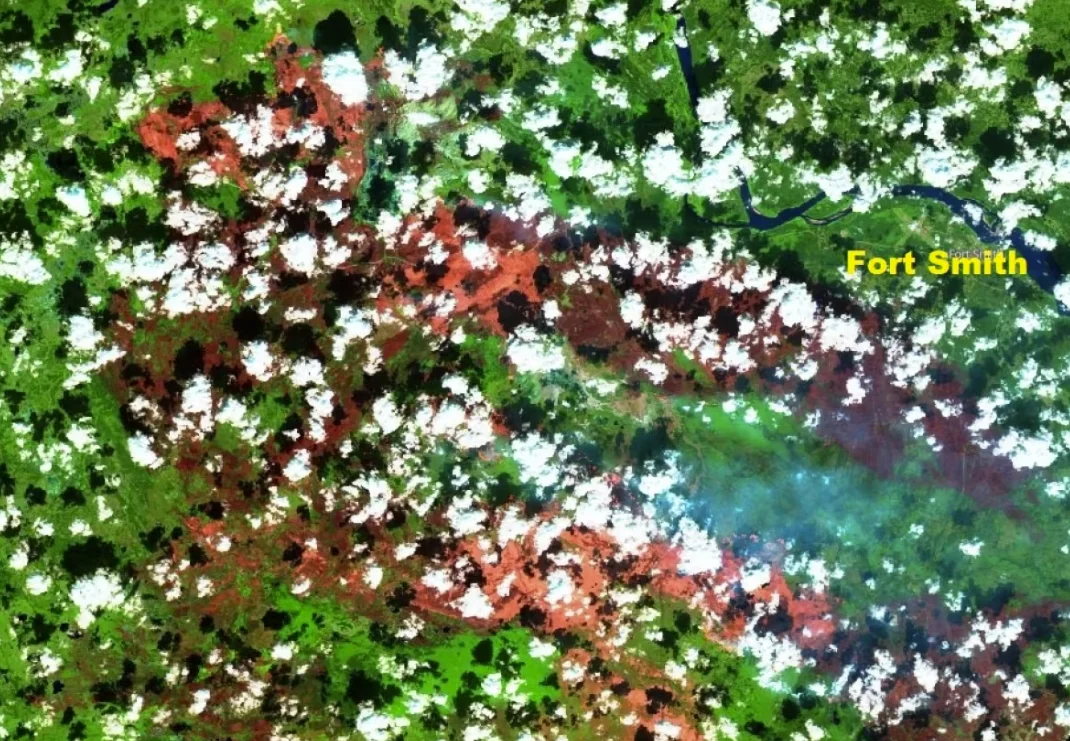 CBC: A satellite view of the wildfire's proximity to Fort Smith, N.W.T., on Aug. 20. (Sentinel-2/European Space Agency)