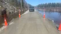 Officials warn Manitobans to avoid flooding in Kenora, Lake of the Woods